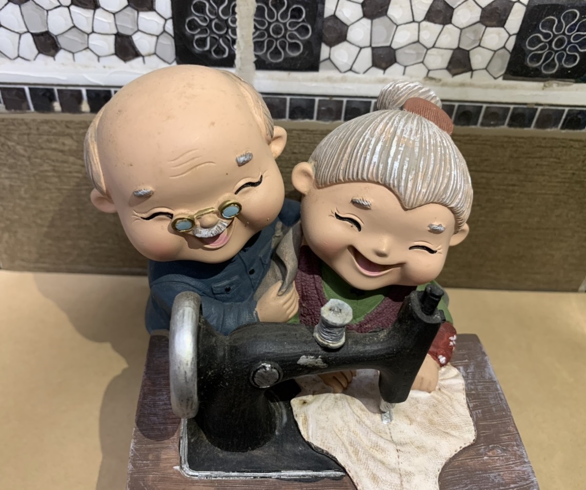 Đồ trang trí decor hình ông bà máy khâu (1)