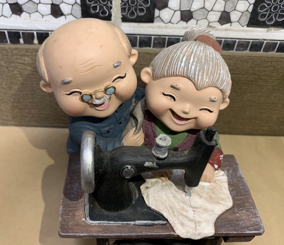 Đồ trang trí decor hình ông bà máy khâu (2)